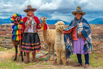Indigenous Quechua women with llamas and alpacas (Shutterstock)